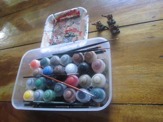 This is my portable workstation. Painting set of Citadel Paints,with company of 3 Warhammer Skaven Stormvermin.