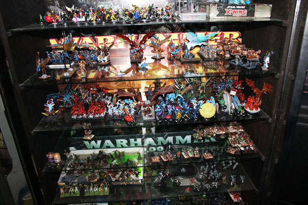 This cabinet holds lots of miniatures for WHFB, WH40k, Heroclix and X-xing.