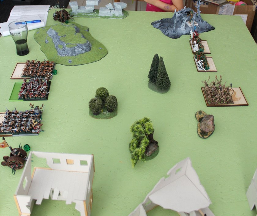 The deploymen. Skaven on the left (southern side) and Elves on the right ( forest line).